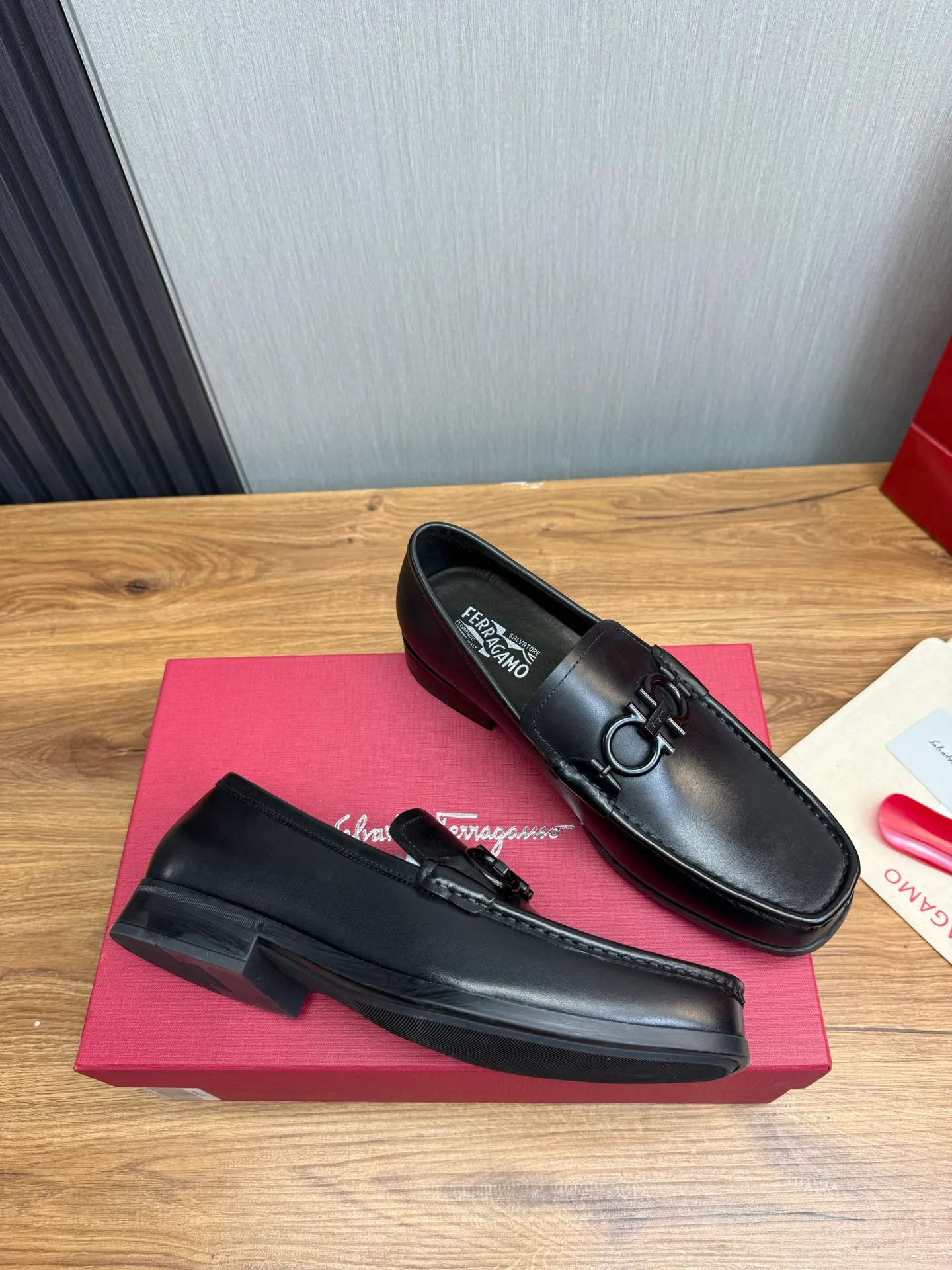 Men's shoes 💰760💰 Ferragamo. [Ferragamo] Men's Loaf leather shoes, the latest hot style, 1:1 original purchase quality, top quality, imported open-edge beaded cowhide leather on the upper, hand-made three-dimensional stitching highlights the round toe design, the inner feet are made of imported cowhide, with original wear-resistant rubber outsole, matching code 39-44, (38, 45 custom-made, non-refundable)
